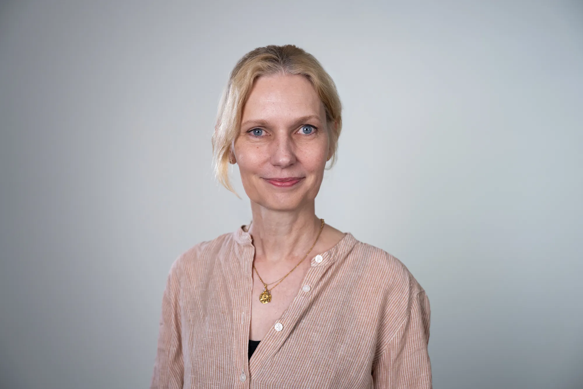 kvinne som smiler