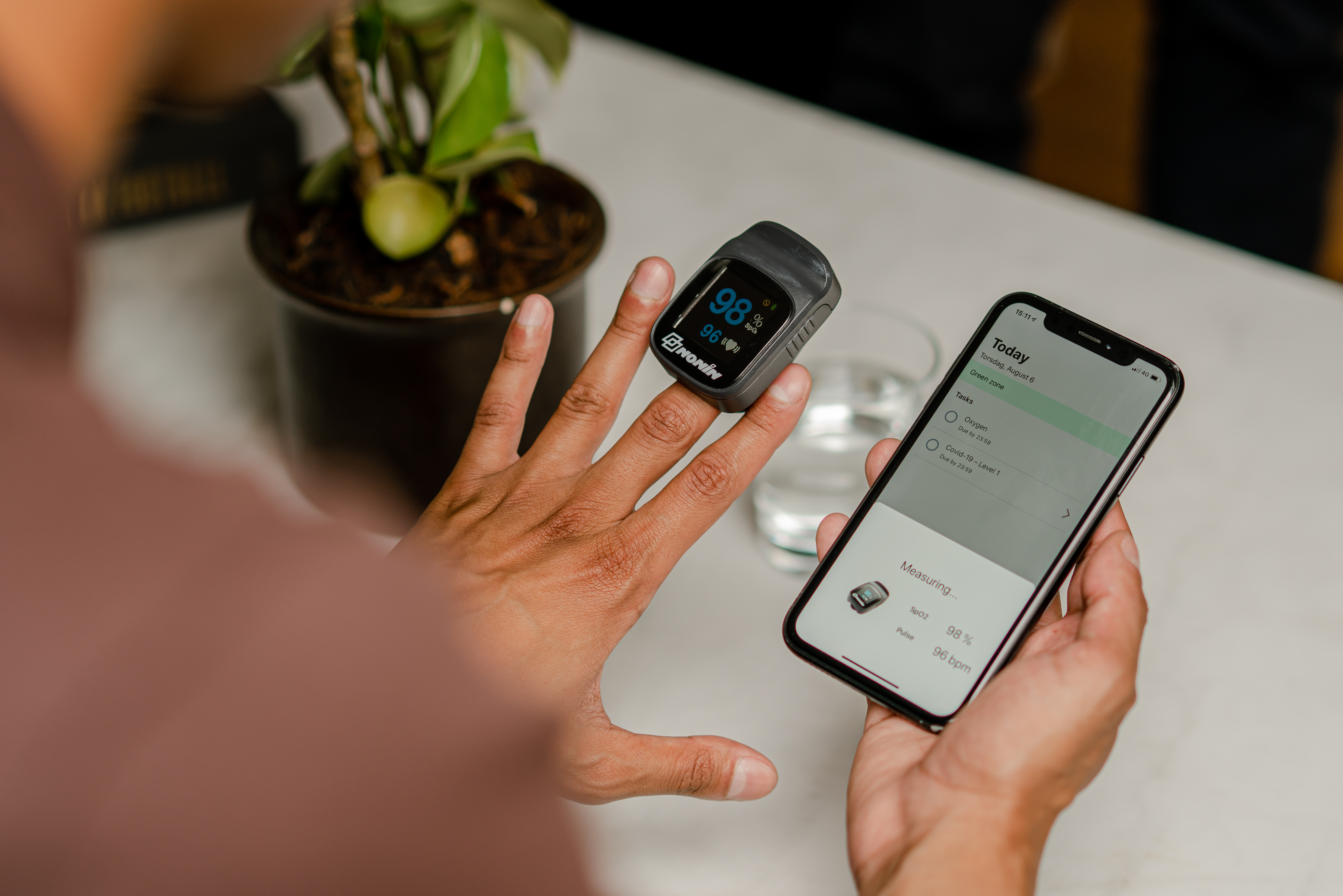 Illustrasjonsbilde av måling og data som legges i en app