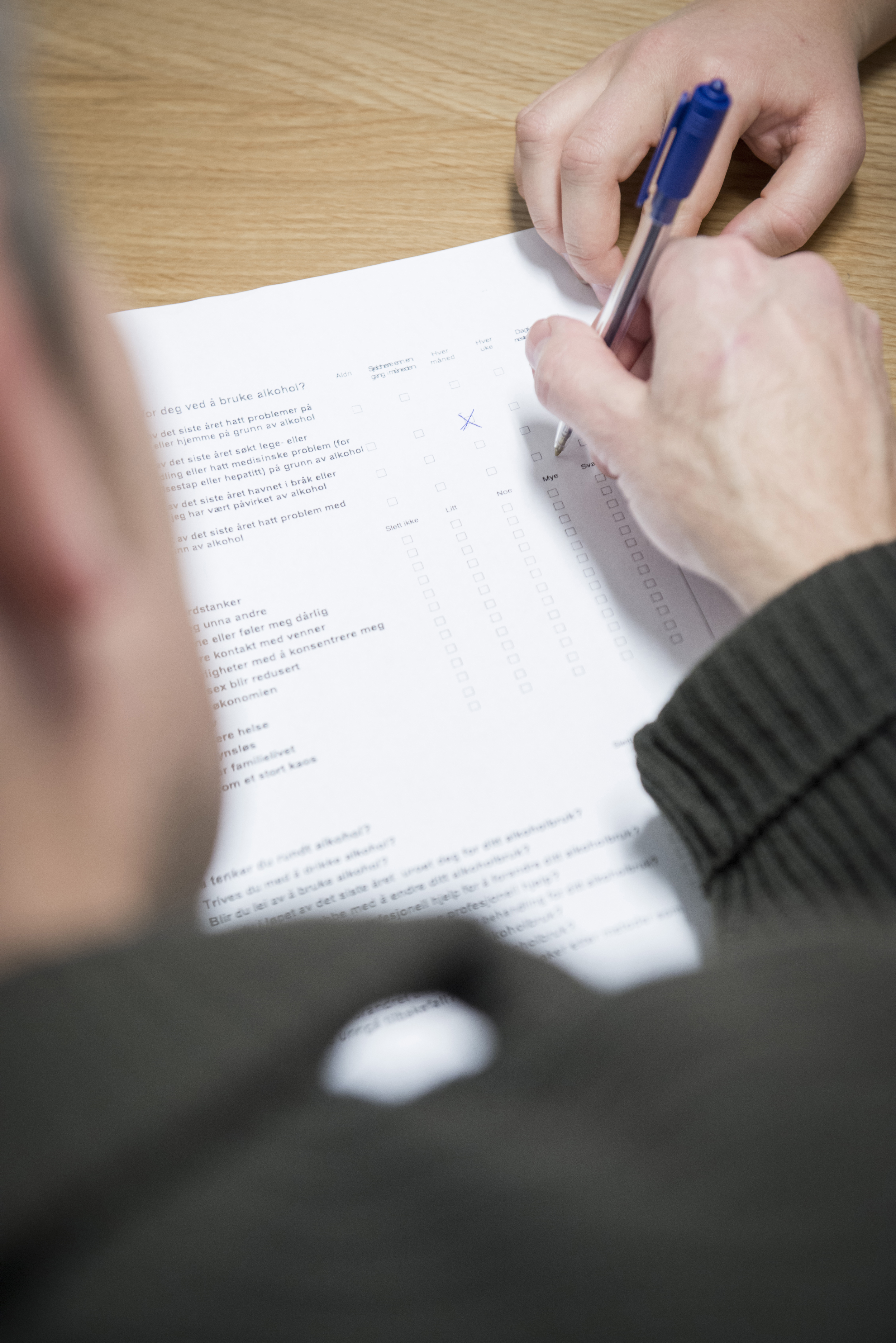 Hender som fyller ut skjema