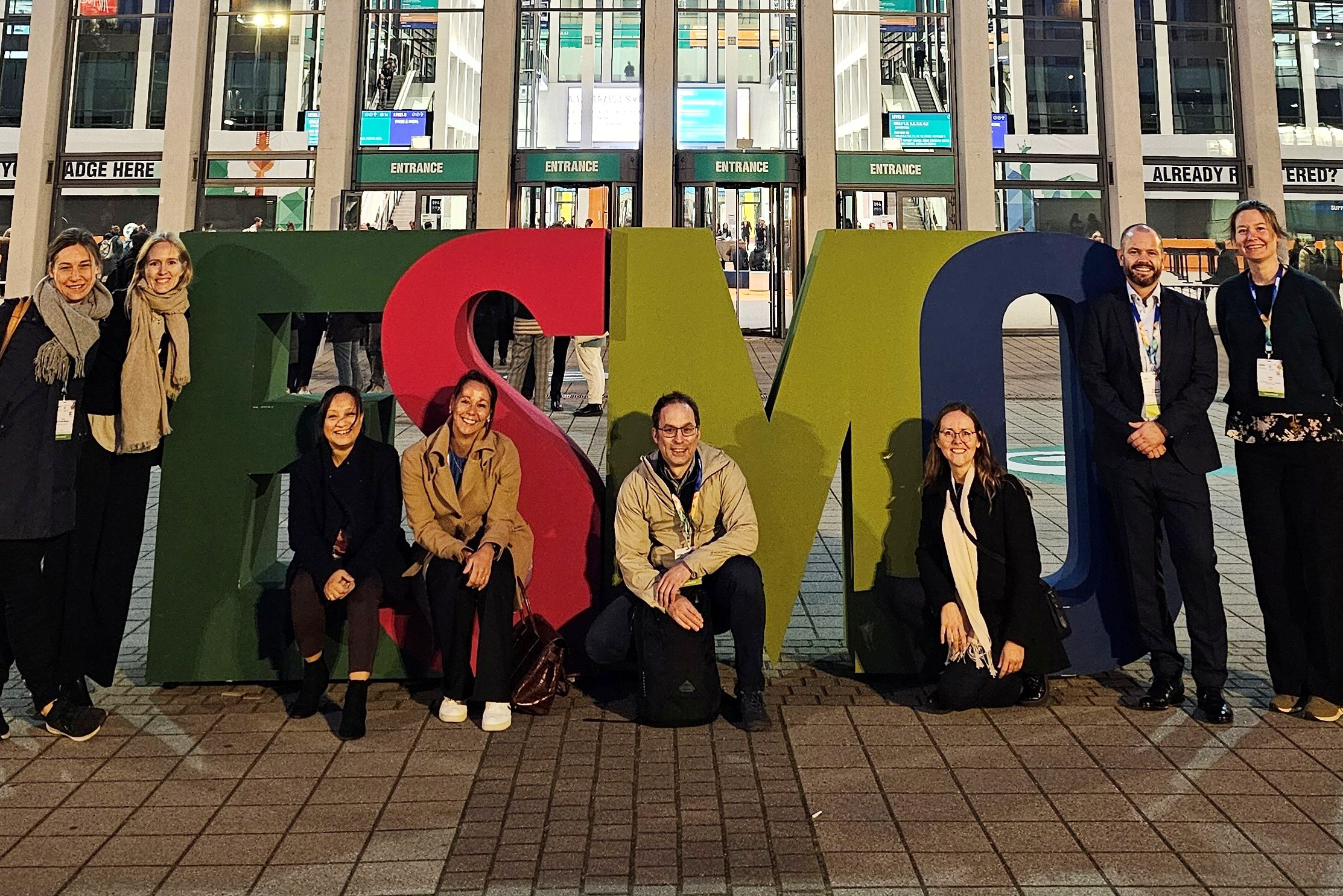 En gruppe mennesker som poserer for et bilde