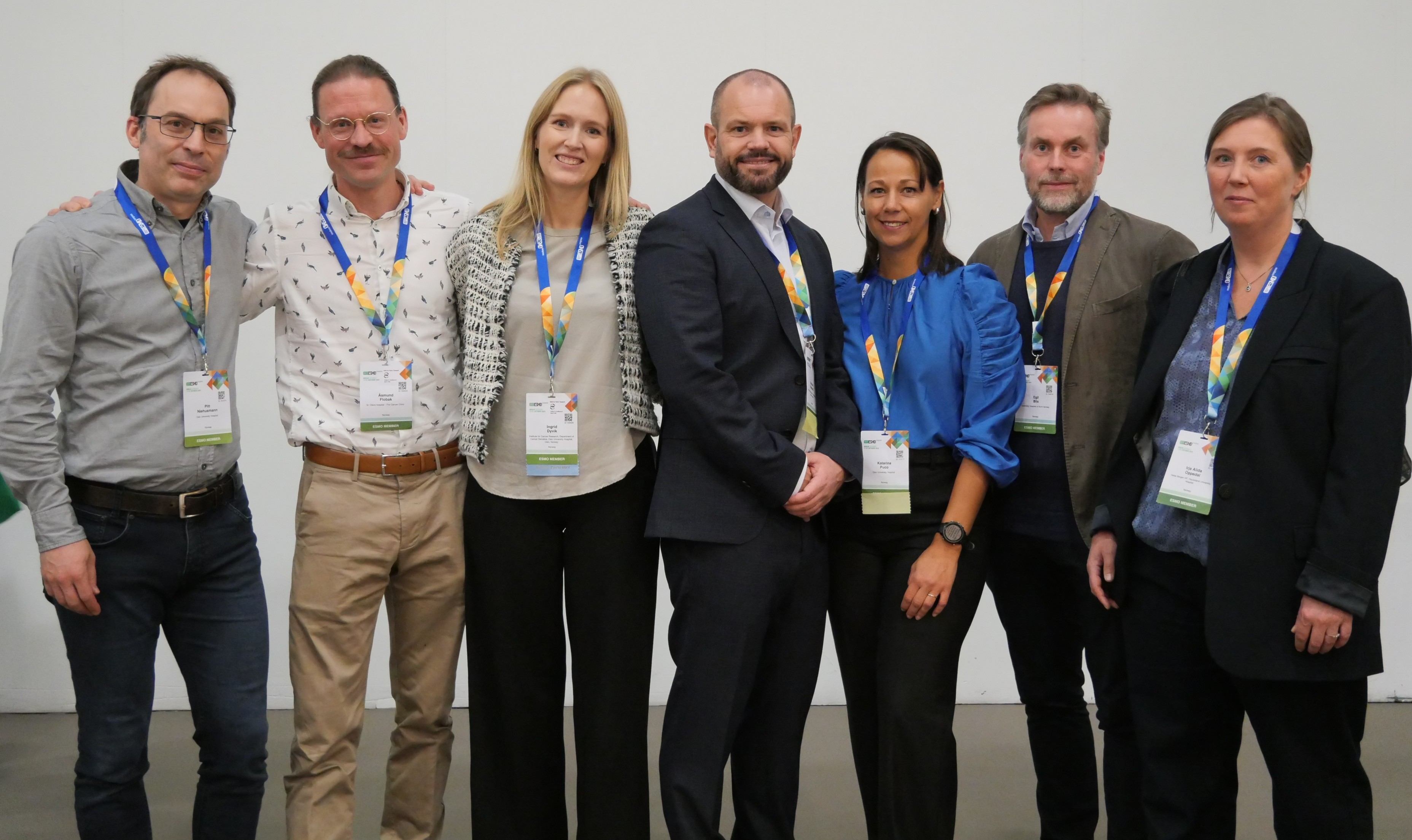 En gruppe mennesker som poserer for et bilde