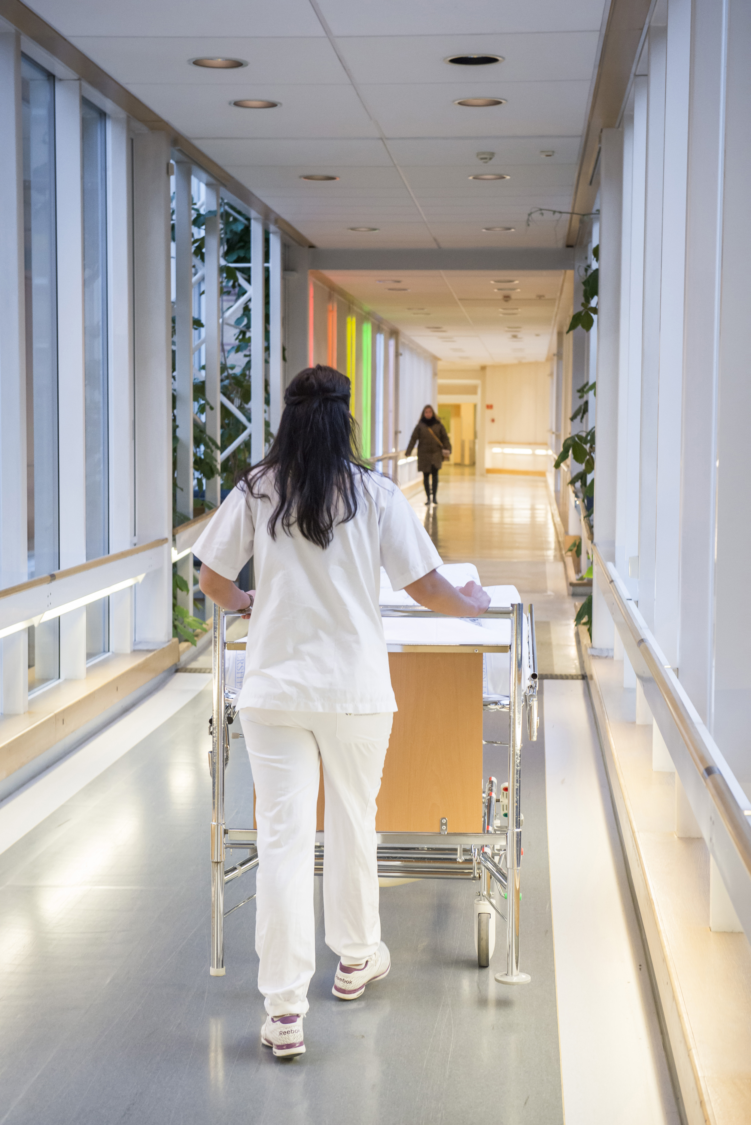 Portør sett bakfra triller sykehusseng