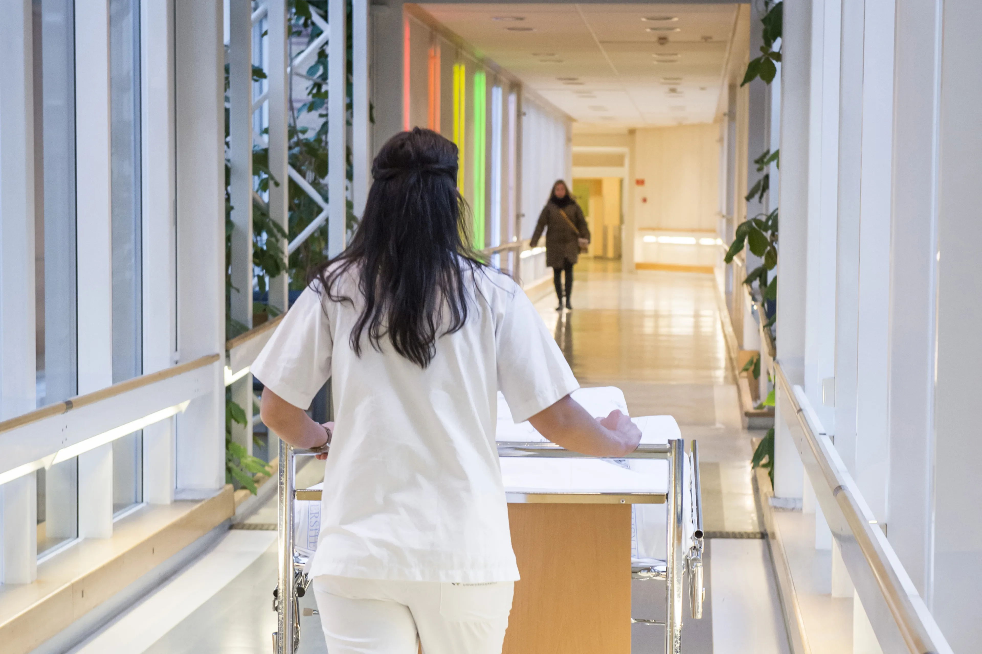 Portør sett bakfra triller sykehusseng