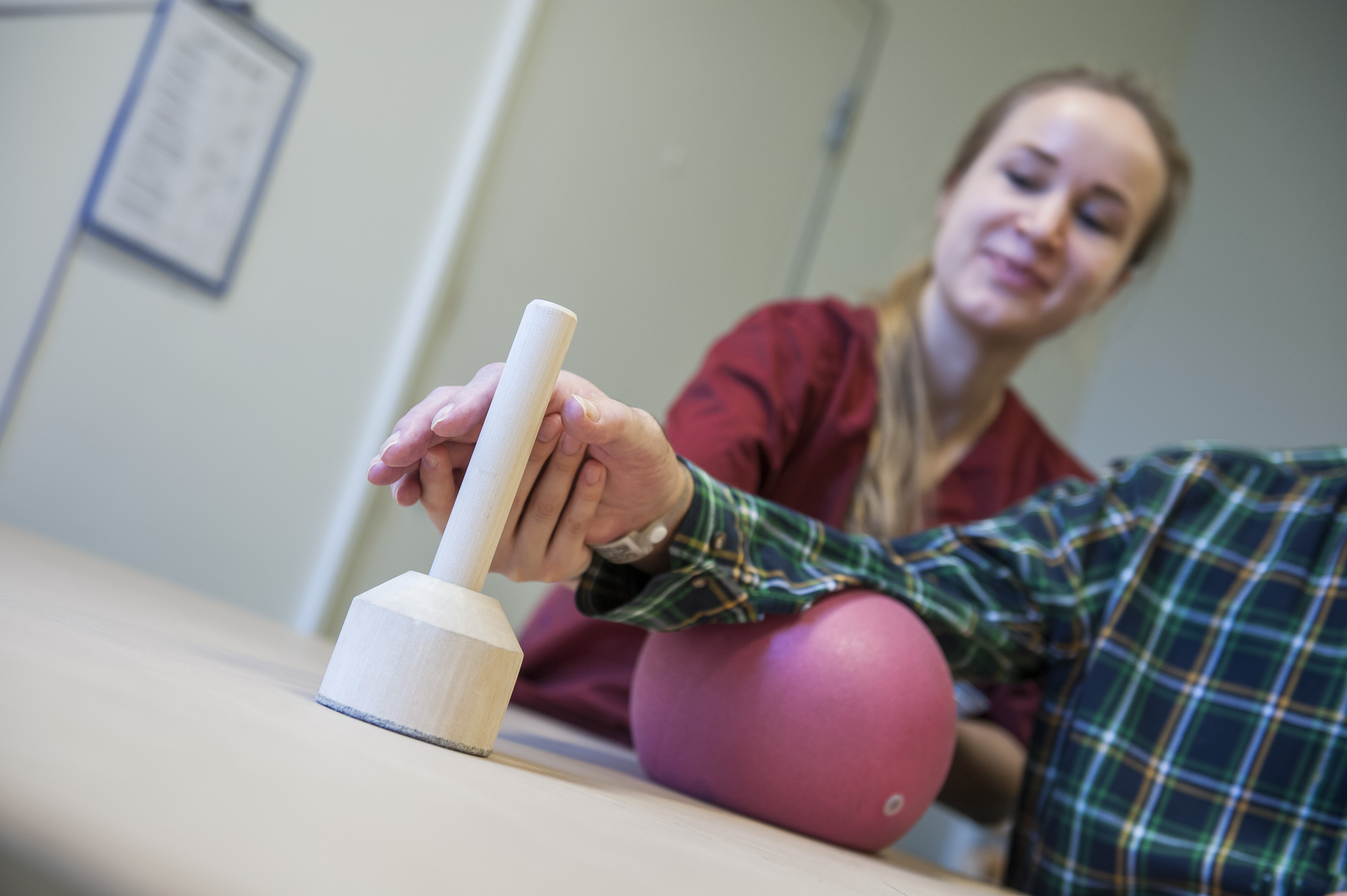 Fysioterapeut og pasient trener på håndbevegelser