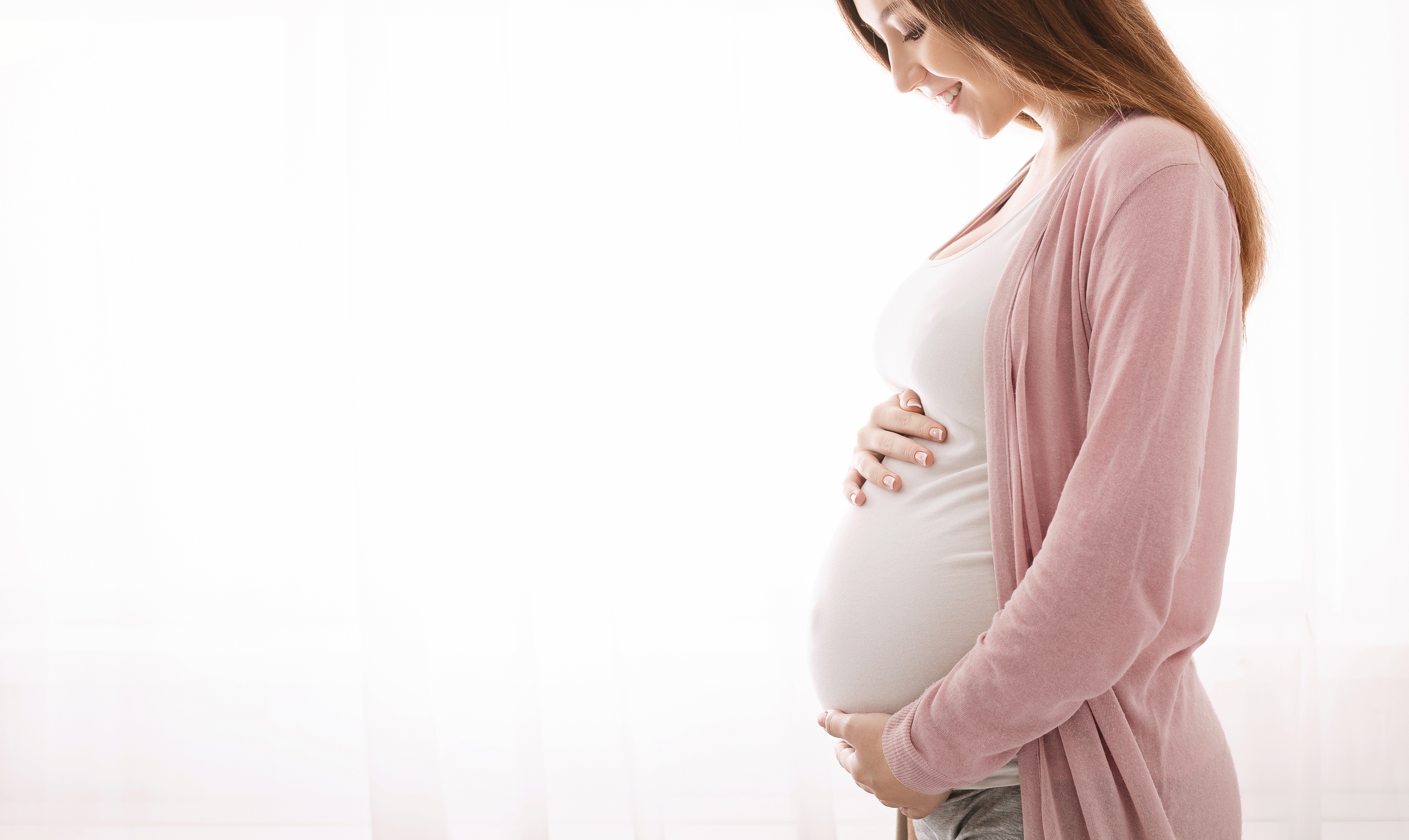 En kvinne som holder en kopp