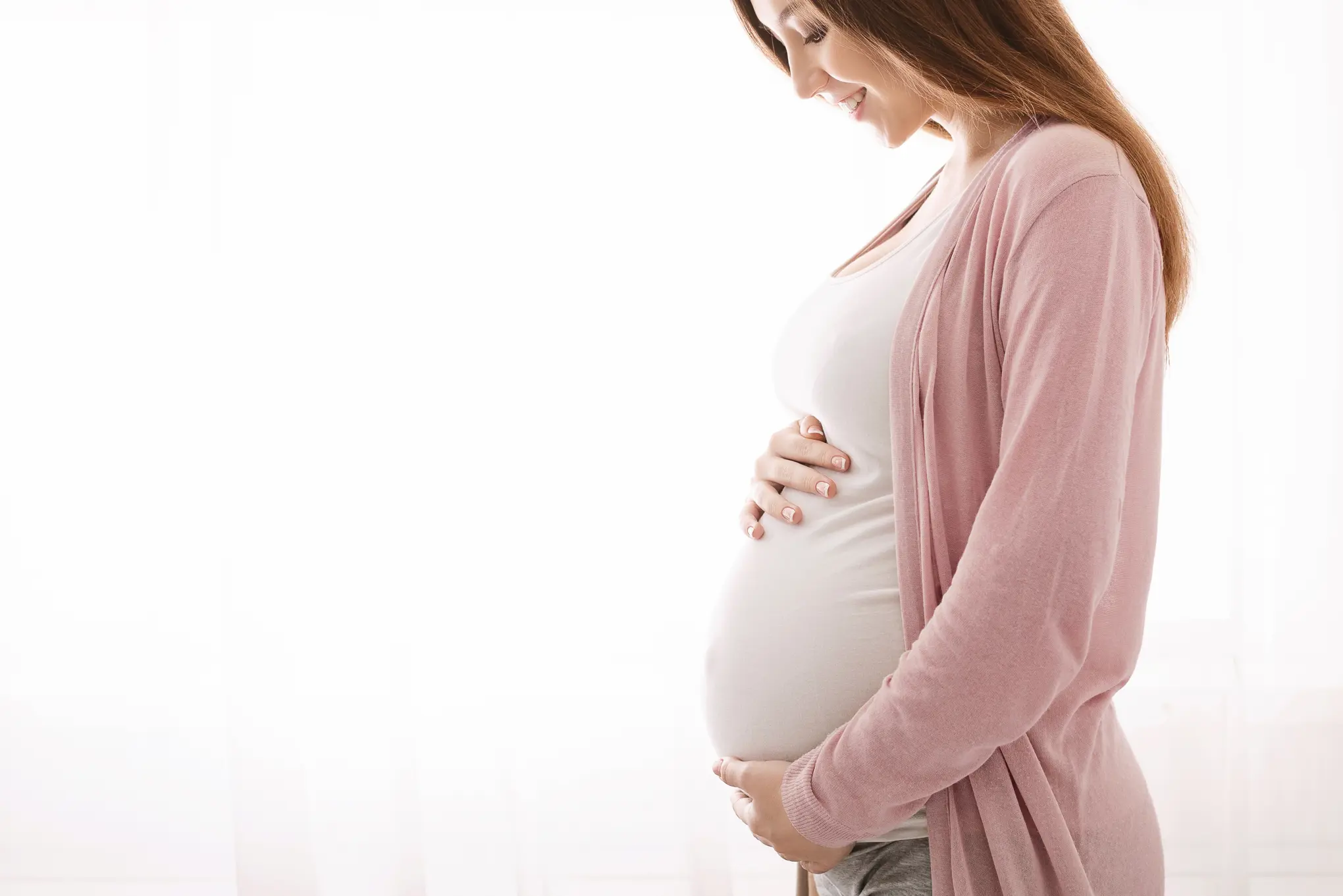 En kvinne som holder en kopp