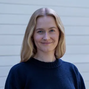 En person som smiler til kameraet