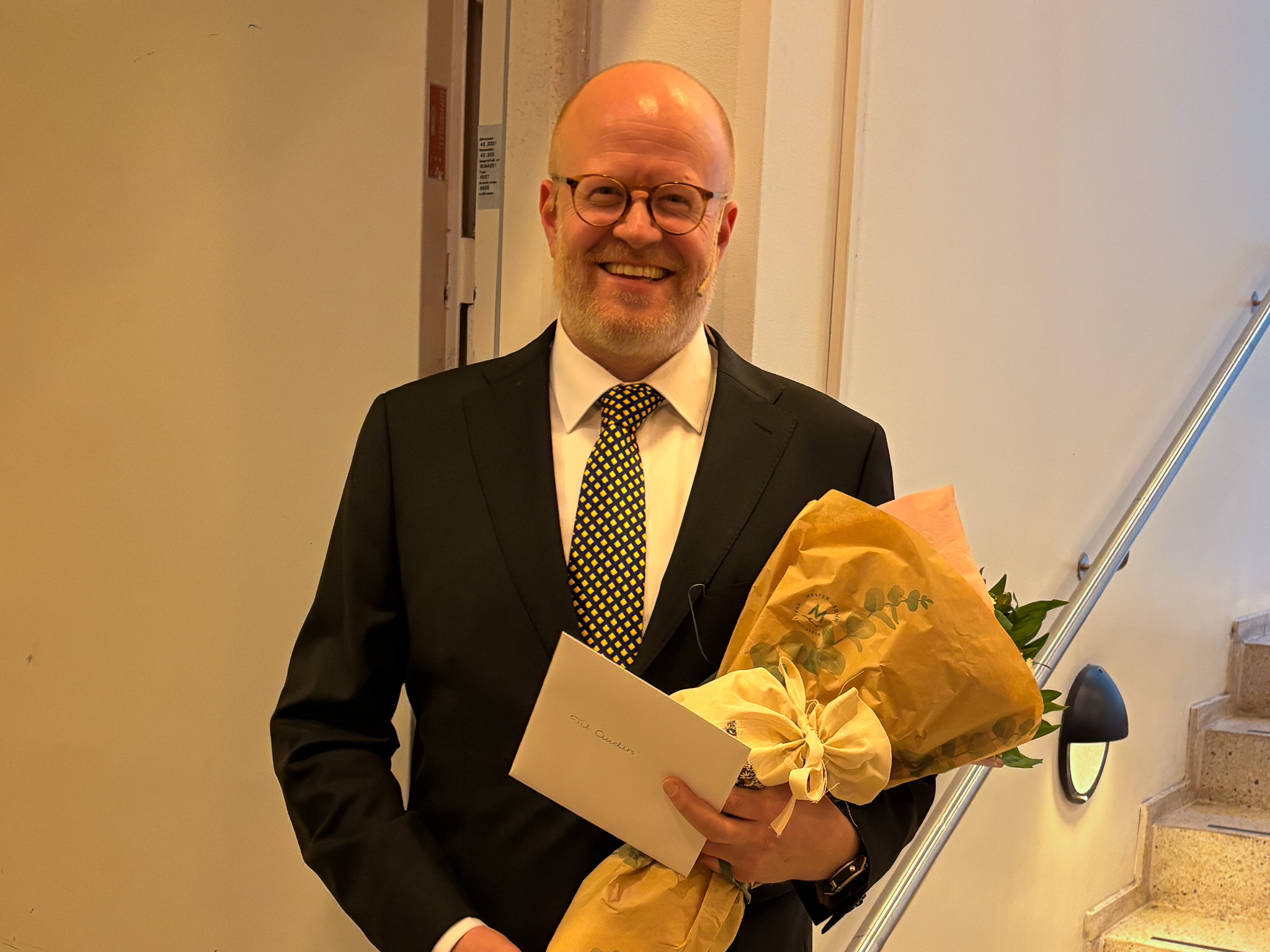 En mann som holder en bukett blomster