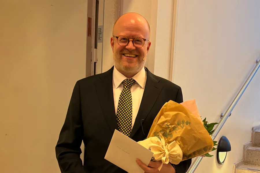 En mann som holder en bukett blomster