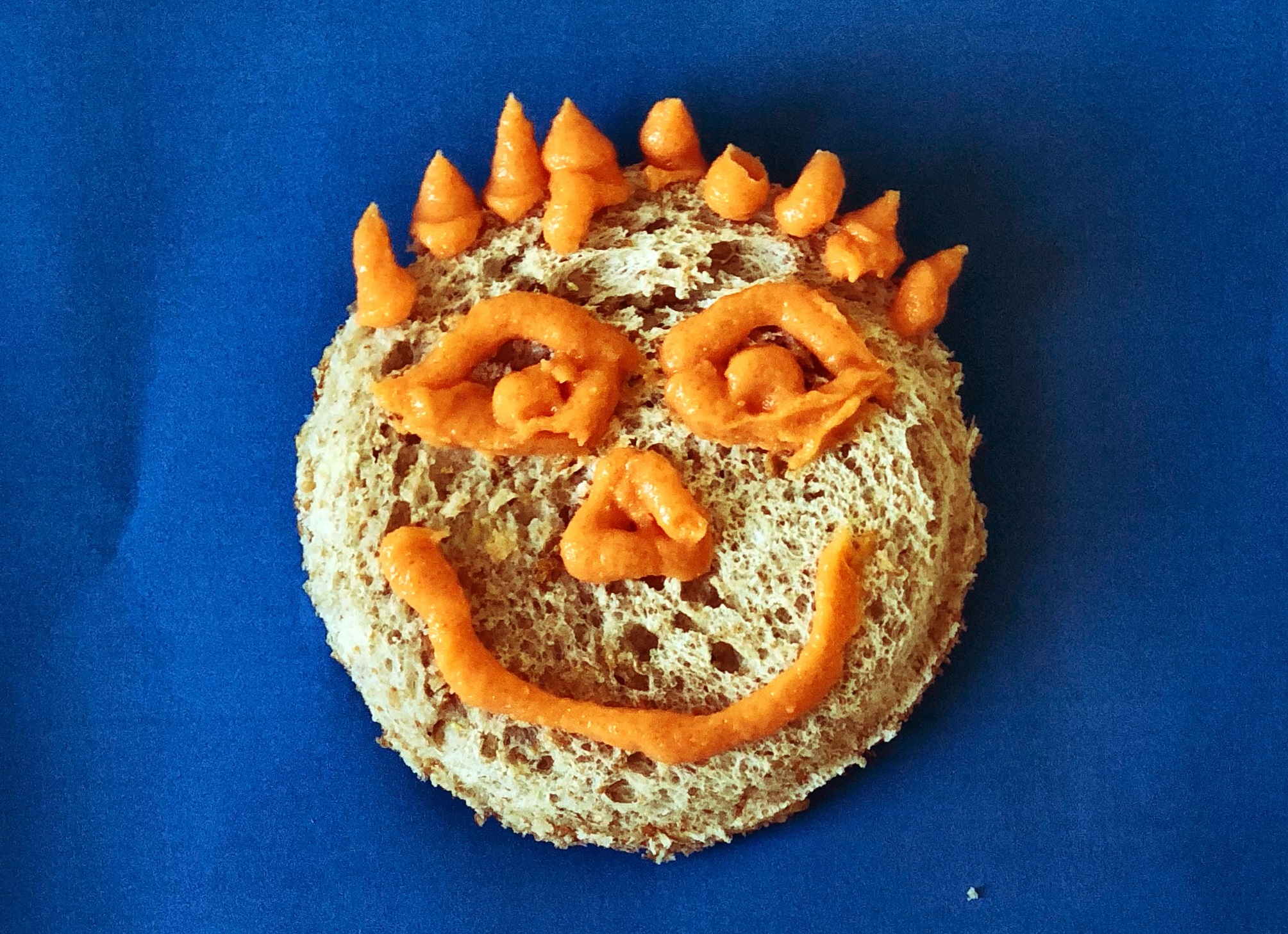 En kake med et ansikt på