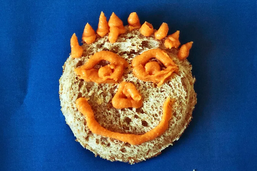 En kake med et ansikt på