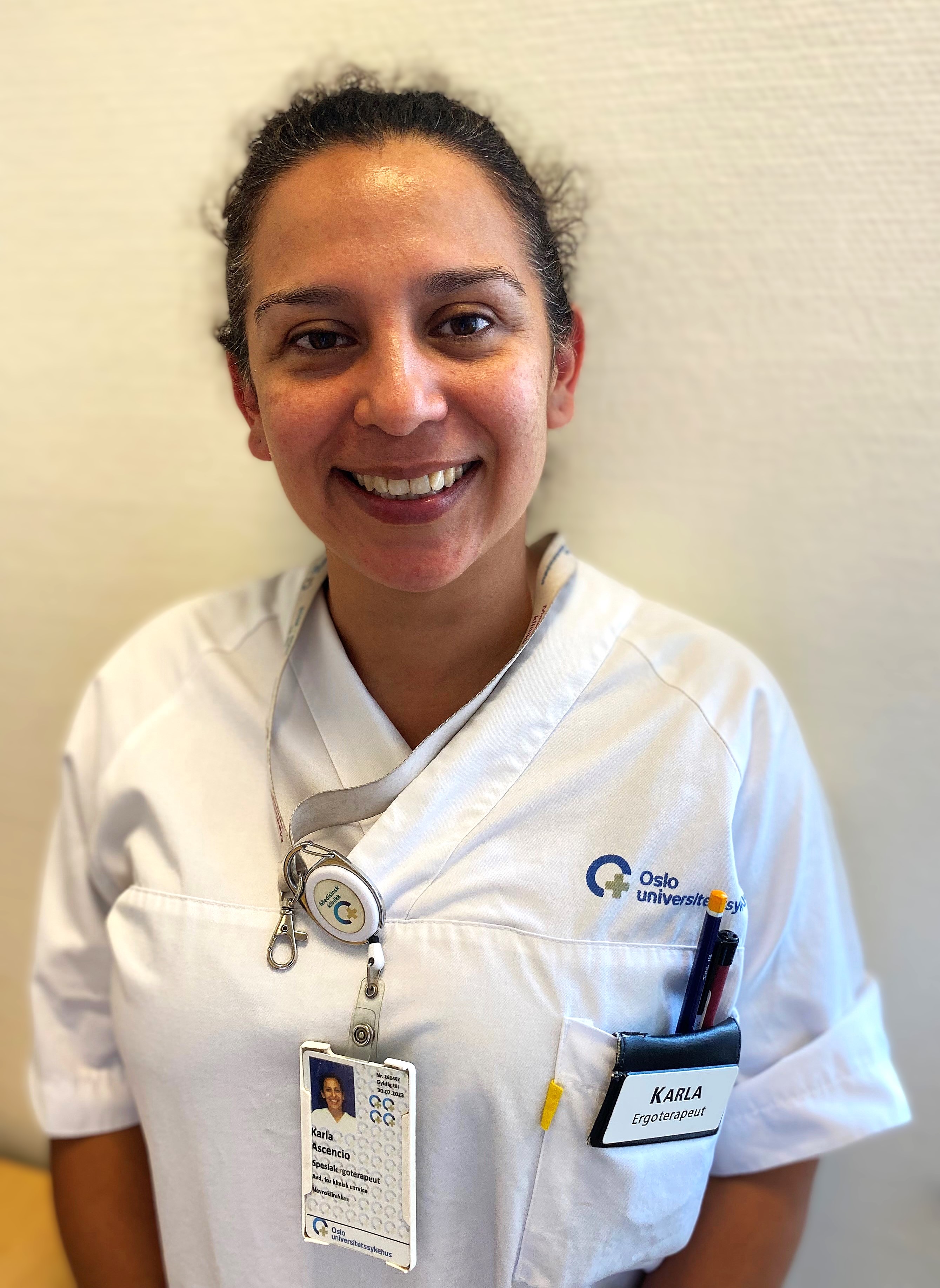 En mann iført hvit skjorte