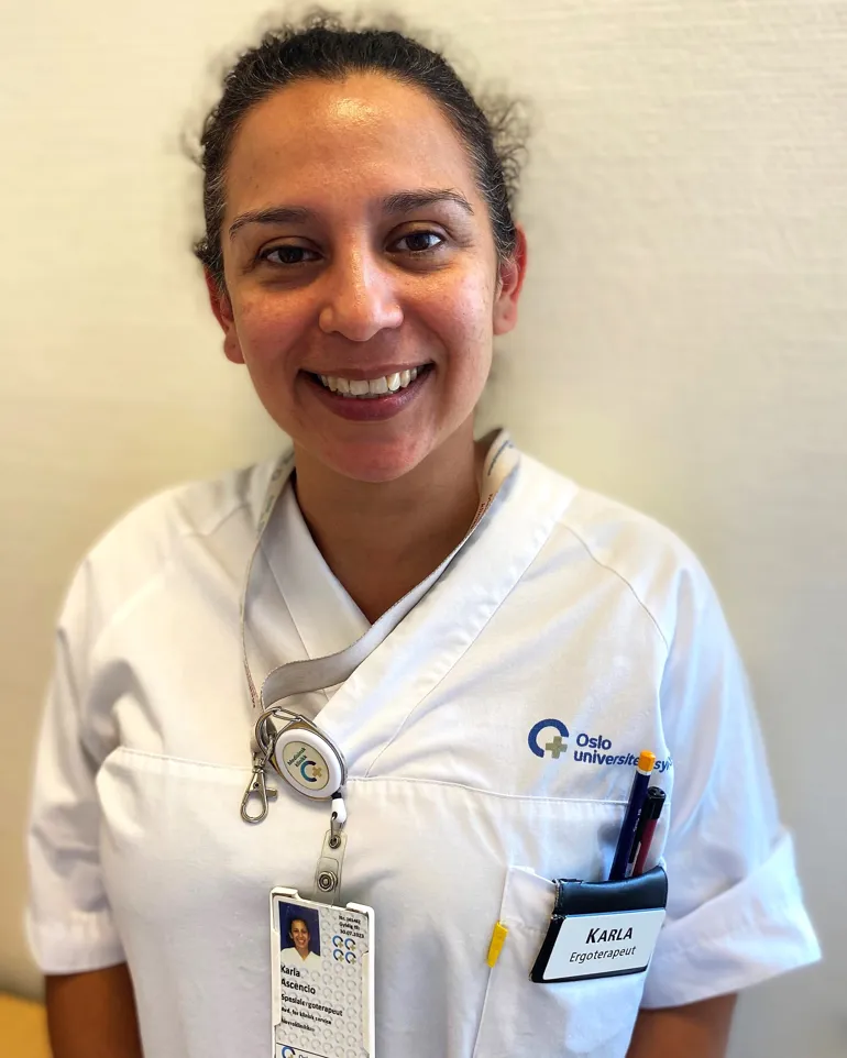 En mann iført hvit skjorte