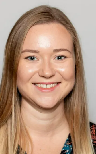 En person som smiler til kameraet