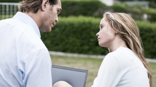 En mann og en kvinne som ser på en bærbar datamaskin