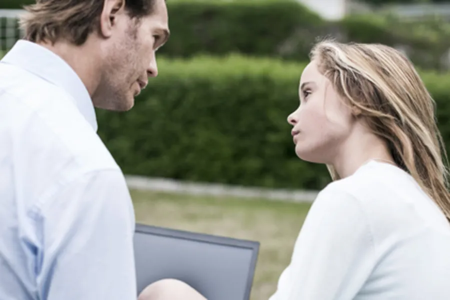 En mann og en kvinne som ser på en bærbar datamaskin