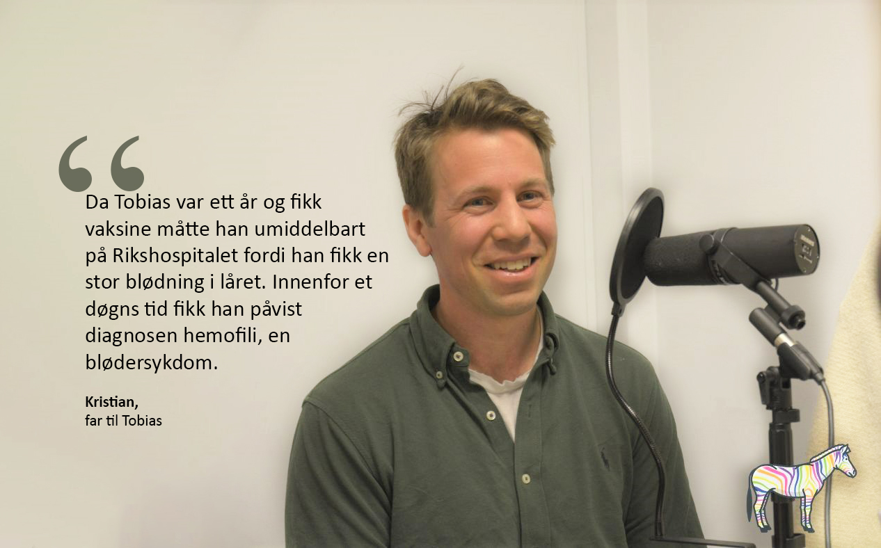 En person som står foran en mikrofon