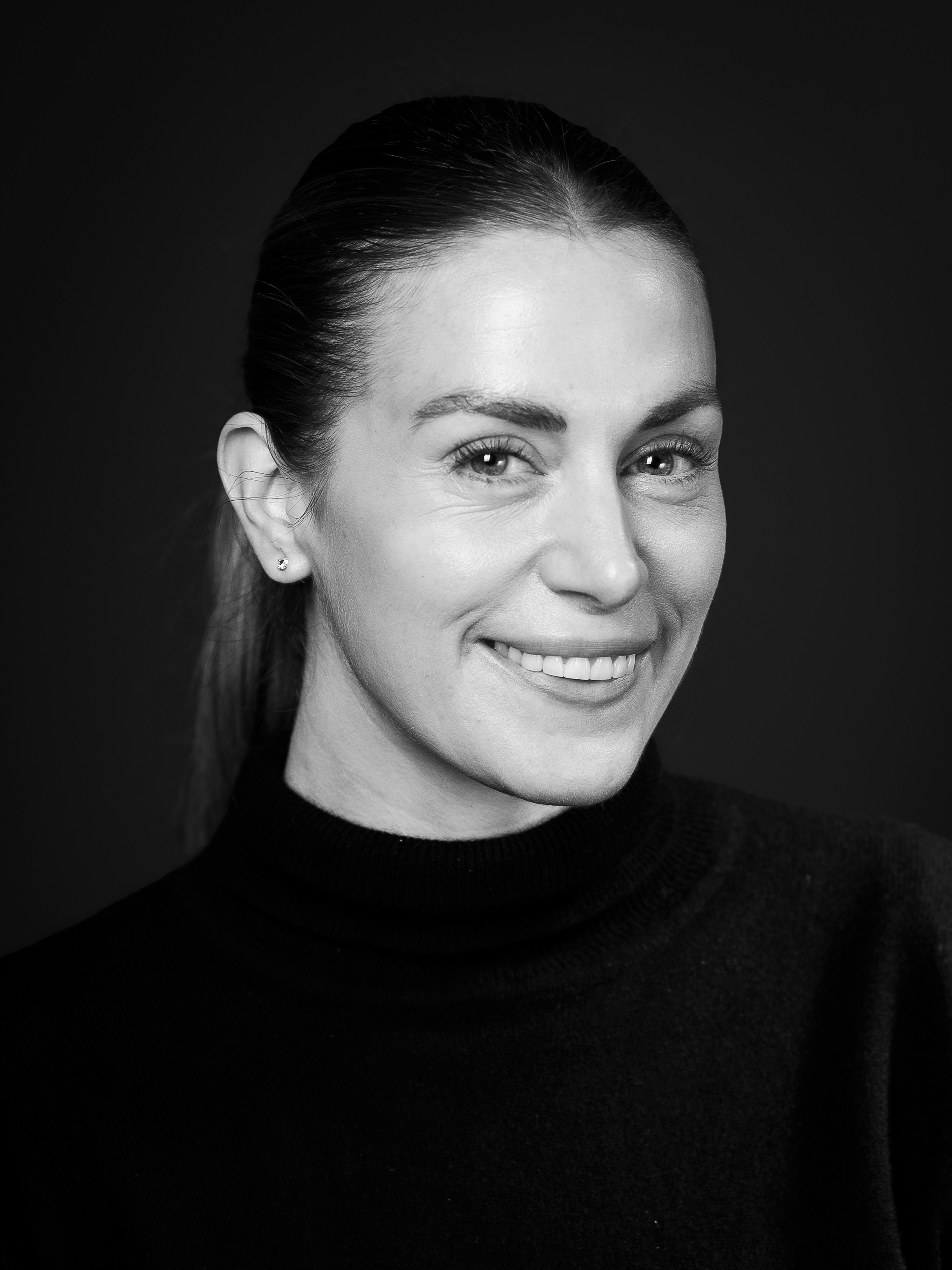 En mann som smiler til kameraet