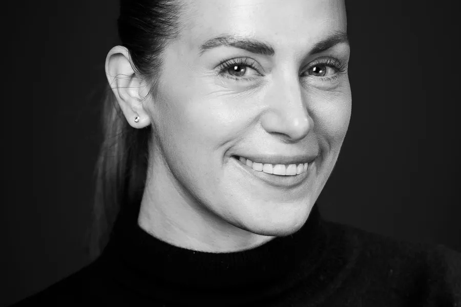 En mann som smiler til kameraet