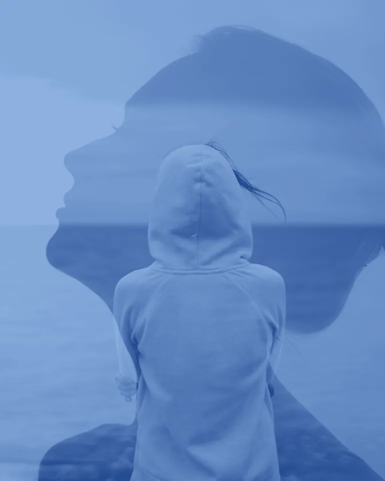 person som ser utover havet