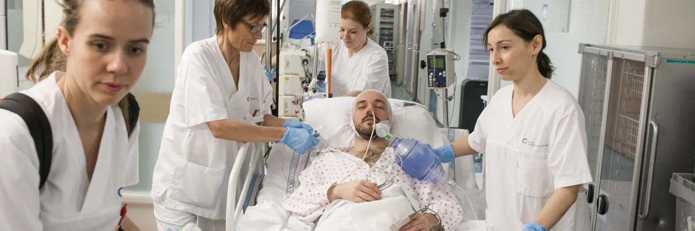 Bilde av sykepleiere som transporterer en intensivpasient i seng