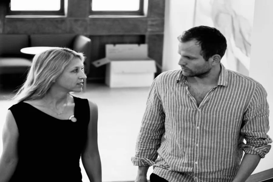 En mann og kvinne som står ved siden av hverandre i et rom