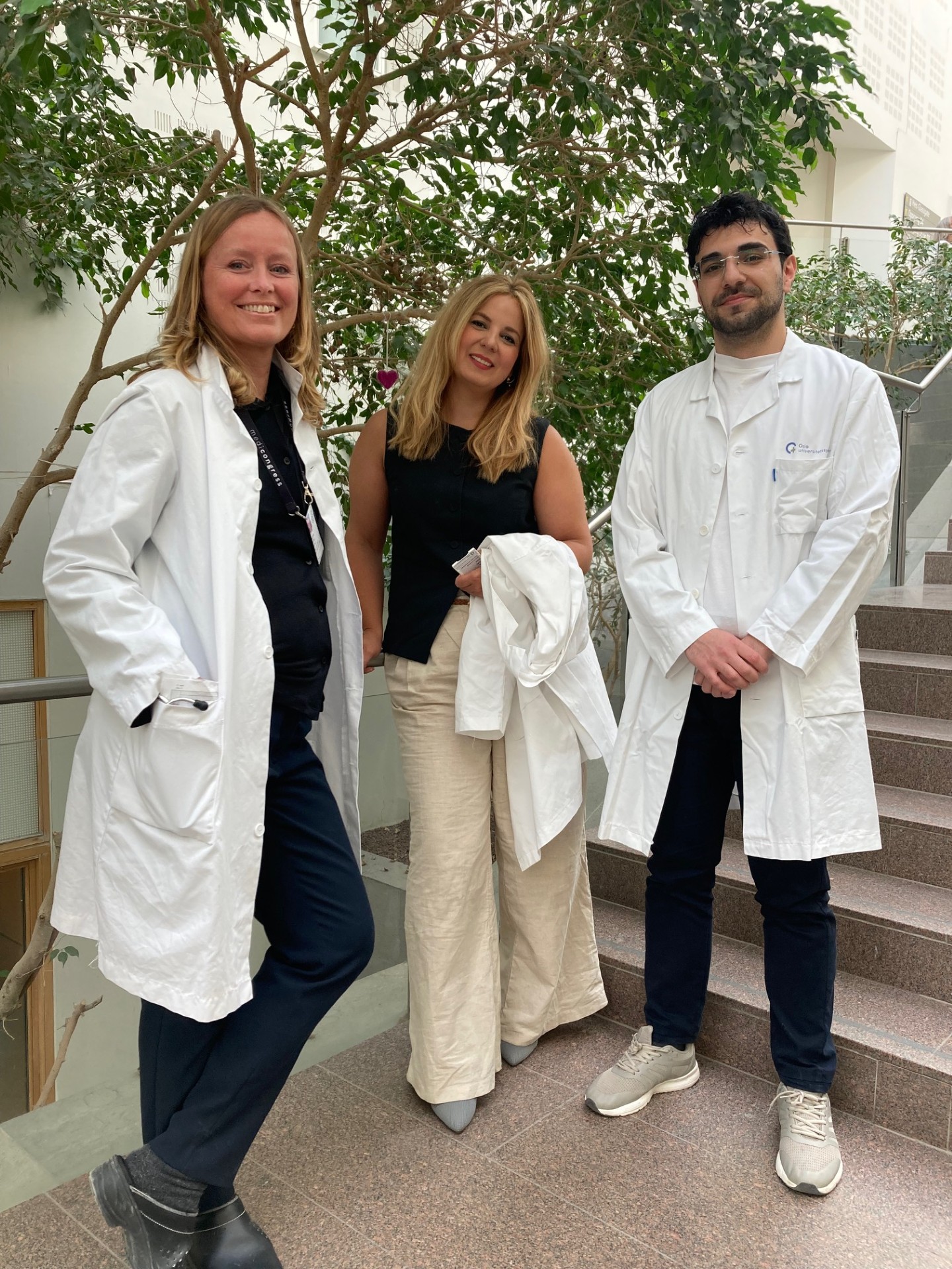 En gruppe mennesker som poserer for et bilde