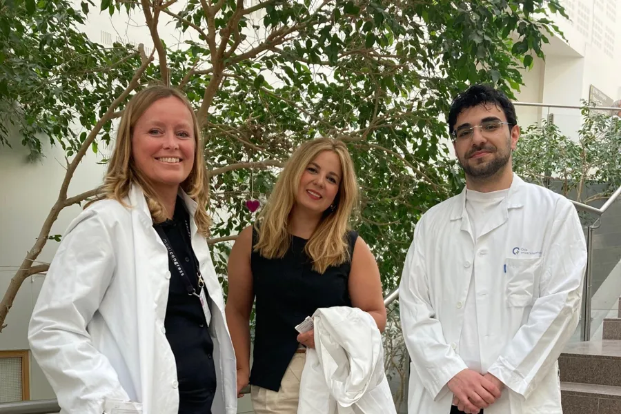 En gruppe mennesker som poserer for et bilde