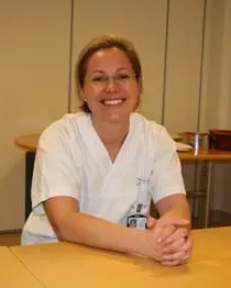 En kvinne som sitter ved et bord