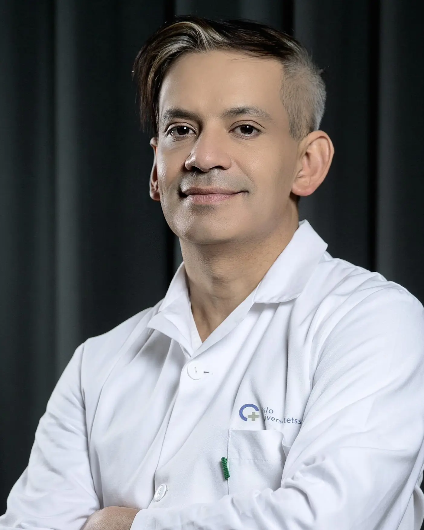 En mann iført hvit skjorte