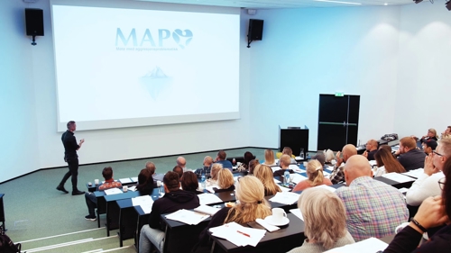 En person som holder en presentasjon for et publikum