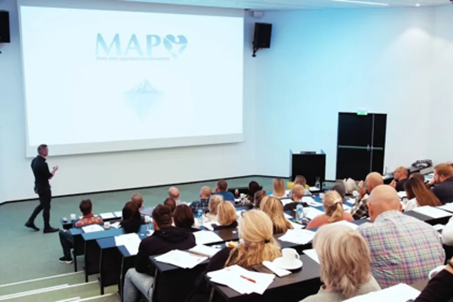 En person som holder en presentasjon for et publikum