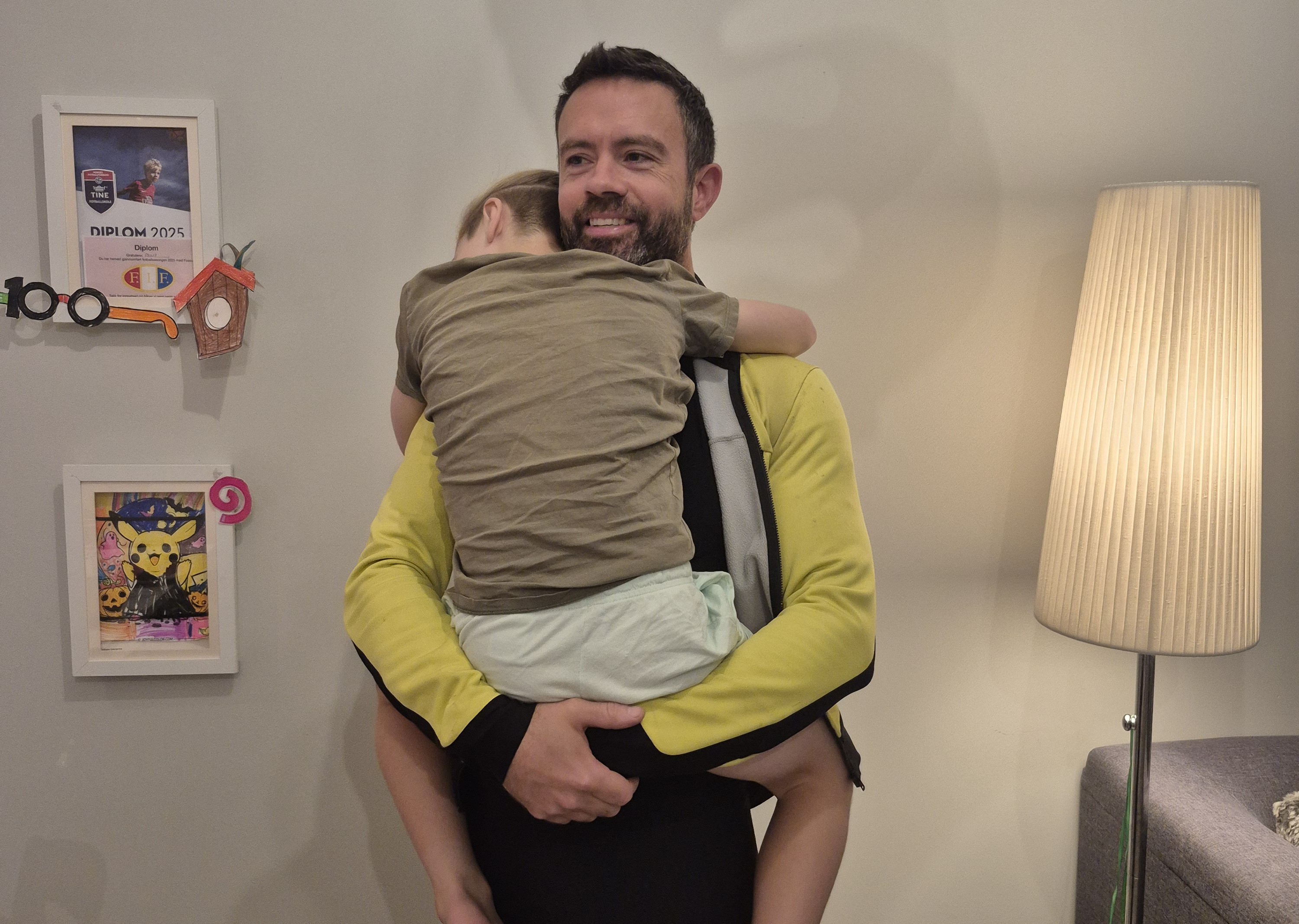 En mann som holder en gutt