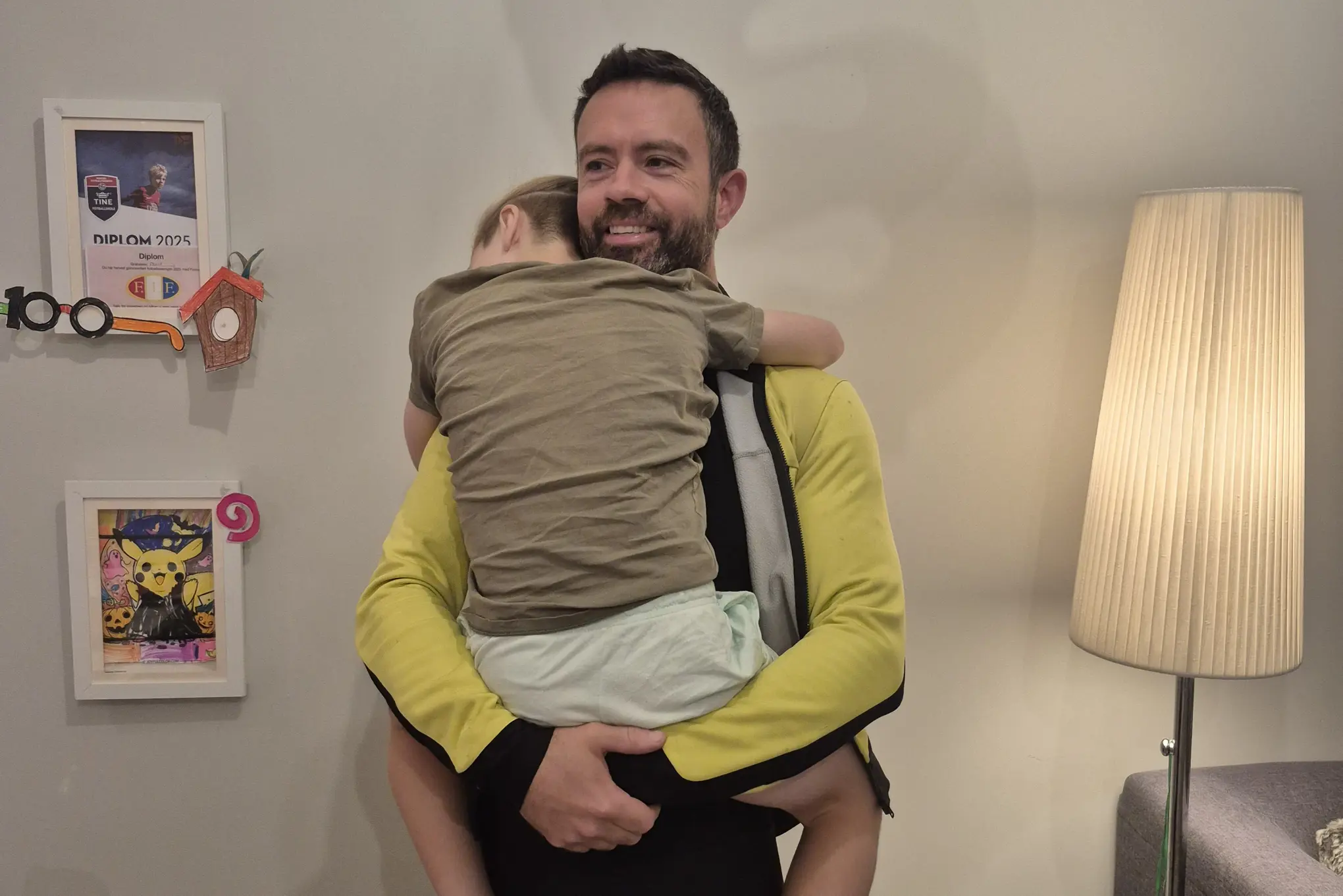 En mann som holder en gutt