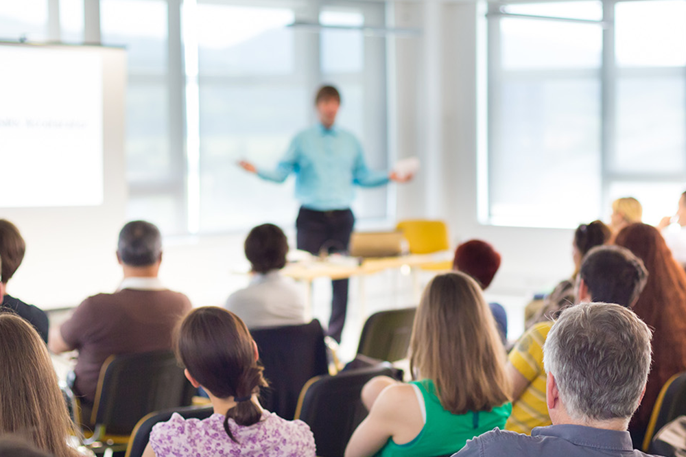 En person som underviser en klasse