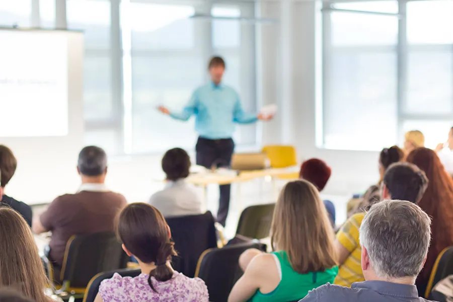 En person som underviser en klasse