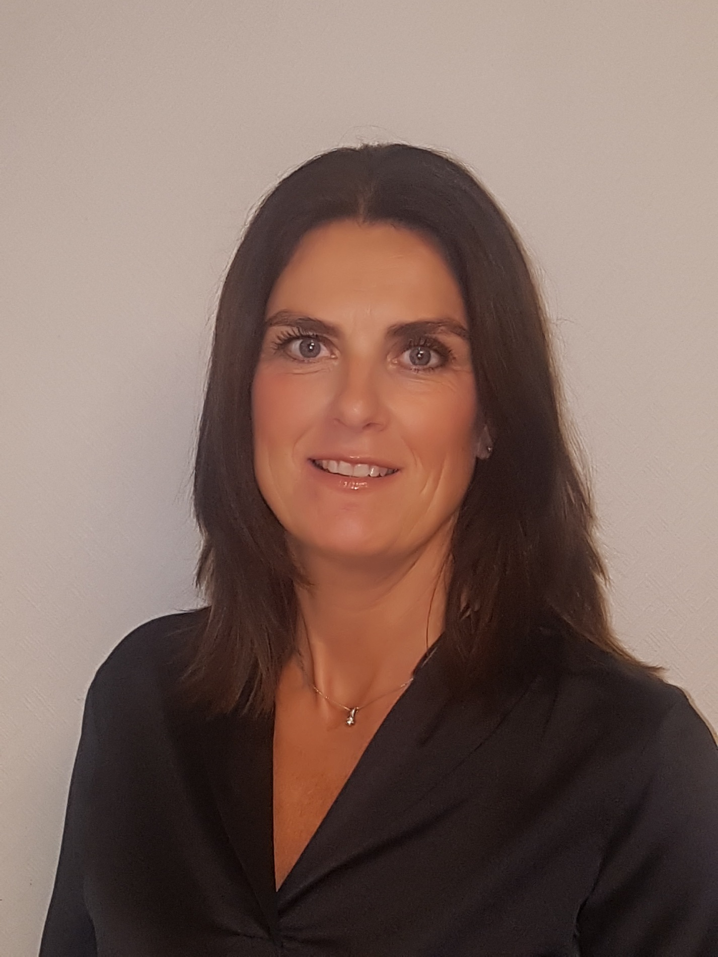 Portrettbilde av Heidi Ugreninov som smiler mot kameraet.