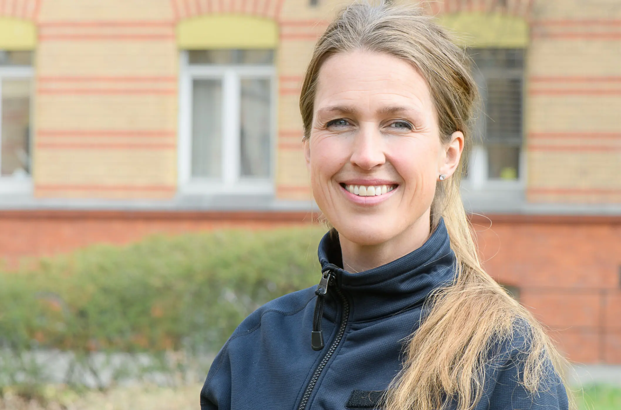 En kvinne som smiler utenfor