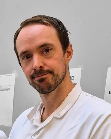 En mann iført hvit skjorte