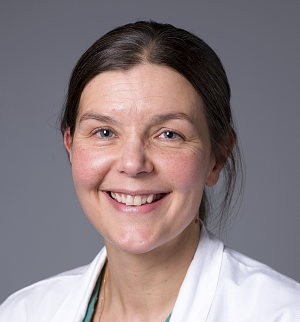 Et nærbilde av en kvinne som smiler