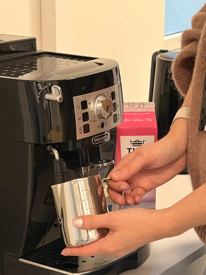 En person som holder en enhet