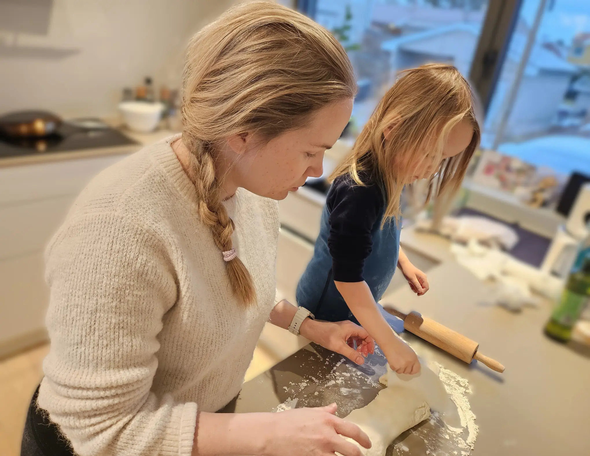 Mor og datter baker sammen