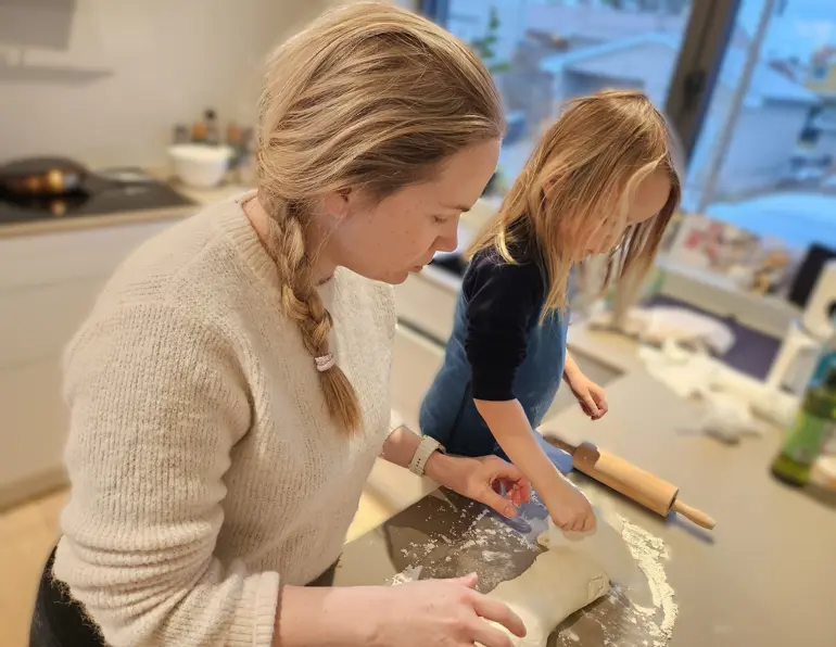 Mor og datter baker sammen