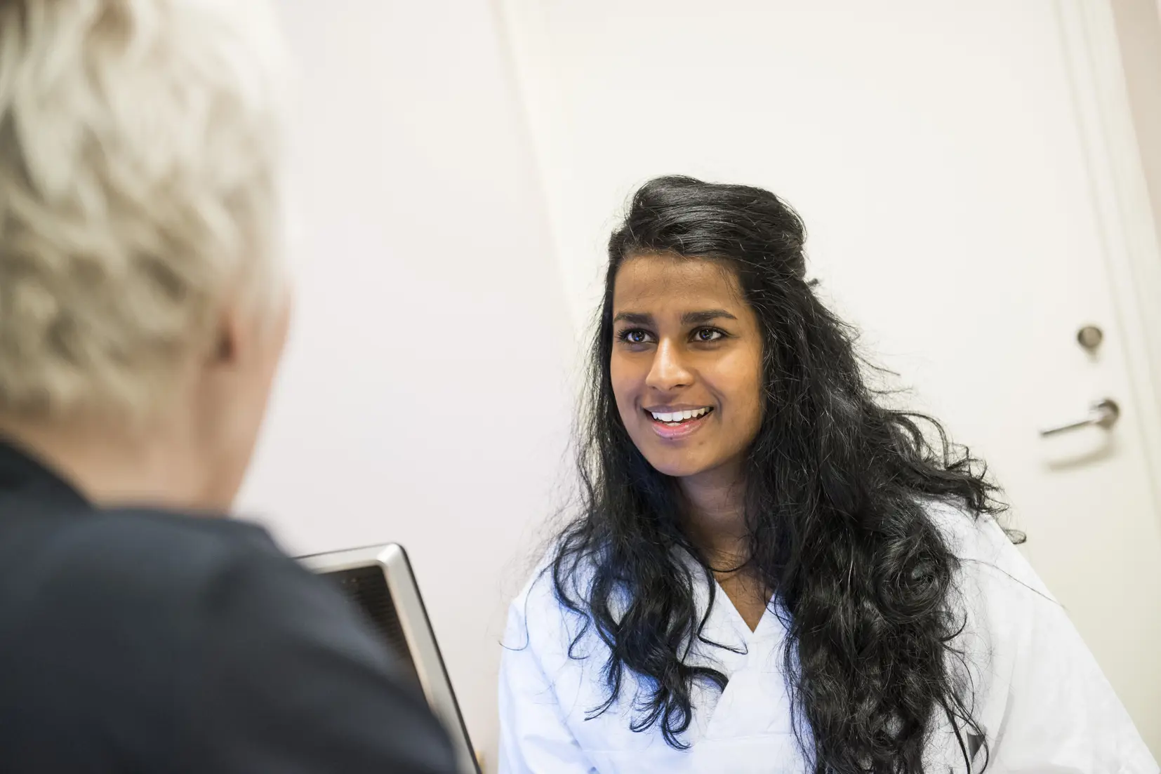 Dame som snakker med pasient