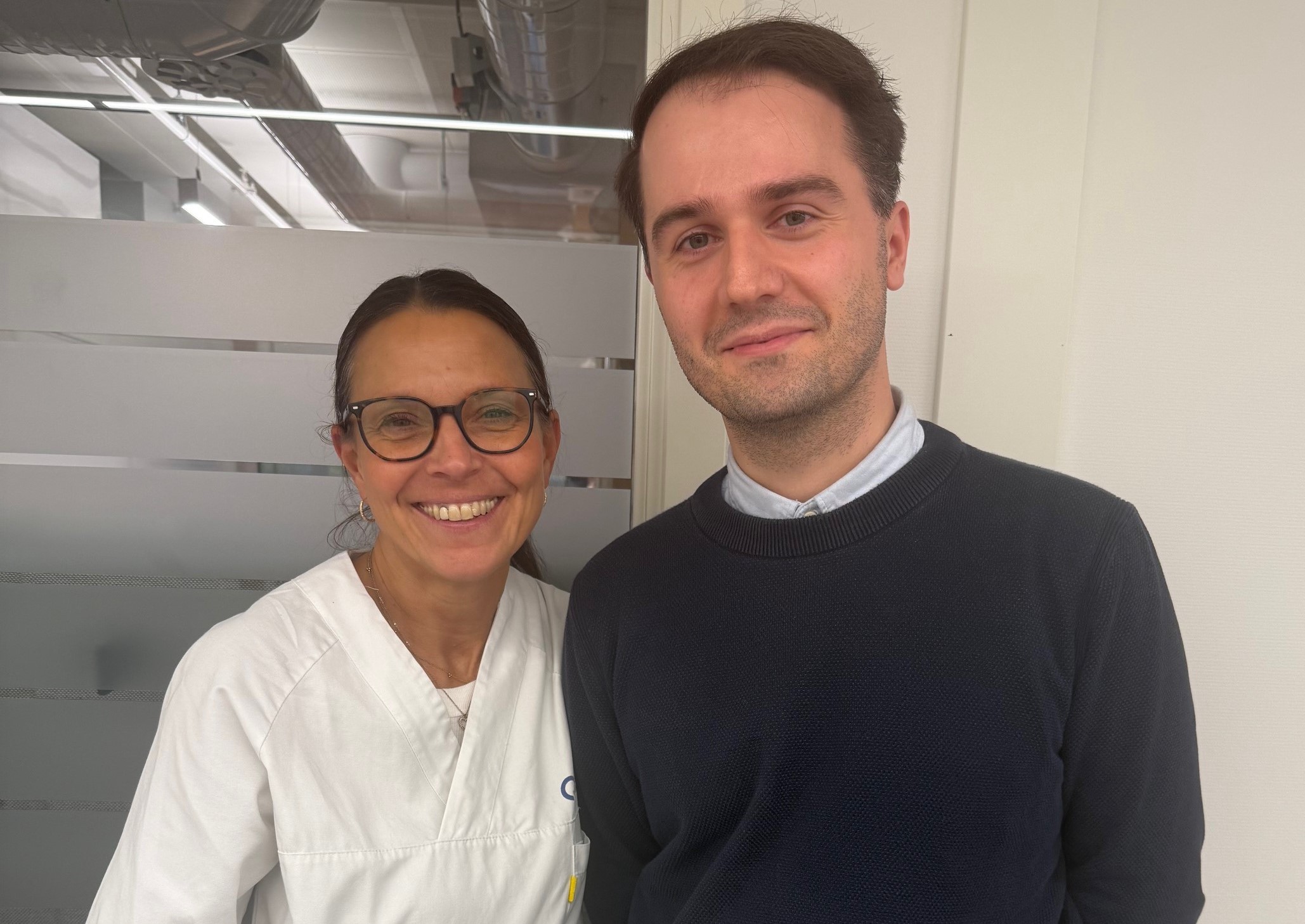 En mann og en kvinne som smiler