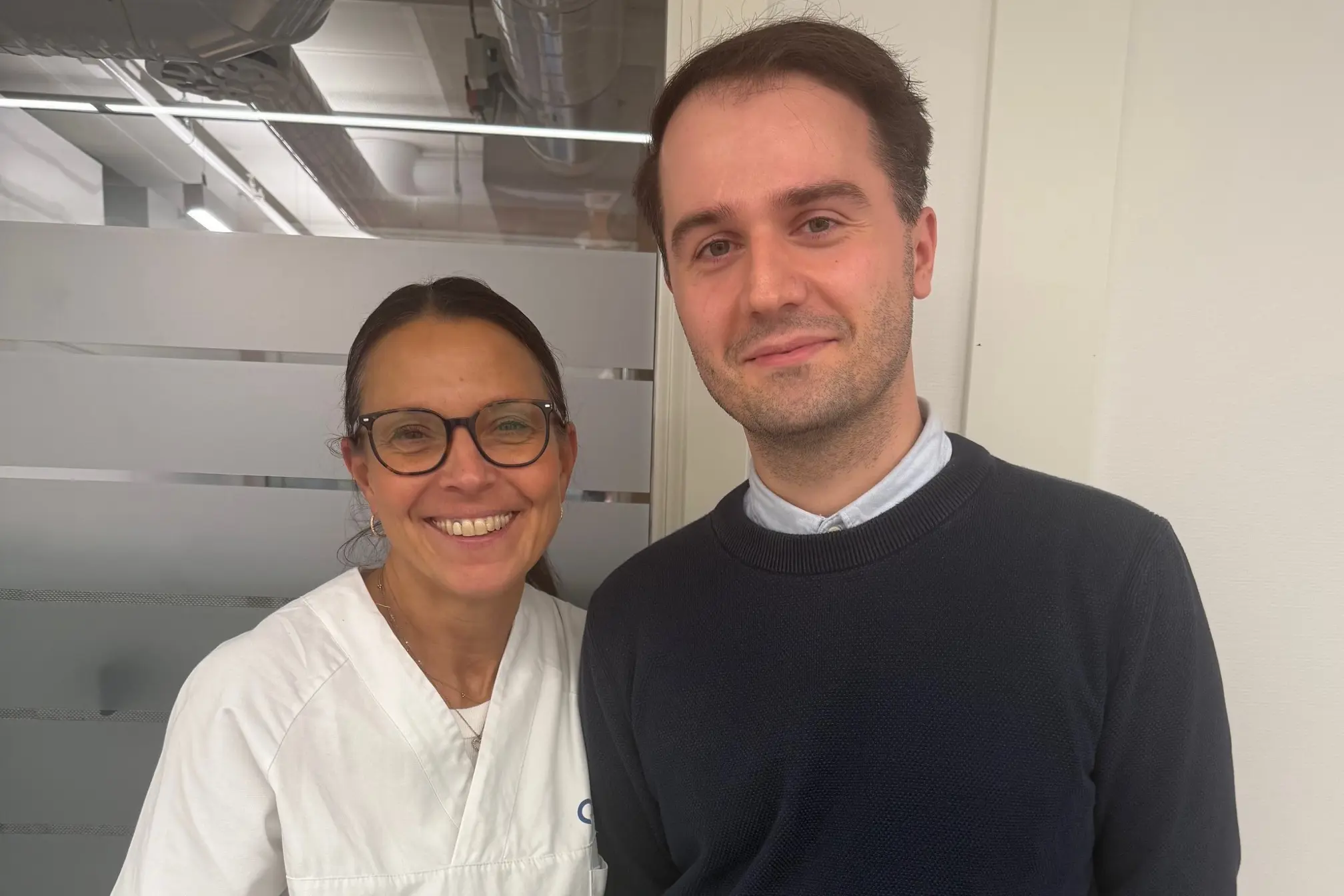 En mann og en kvinne som smiler