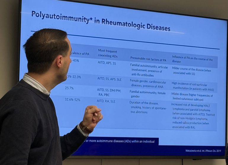 En mann som peker på en skjerm