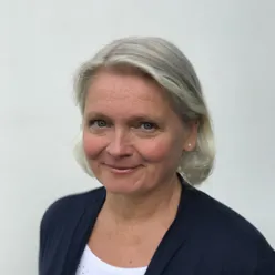 En person med blondt hår