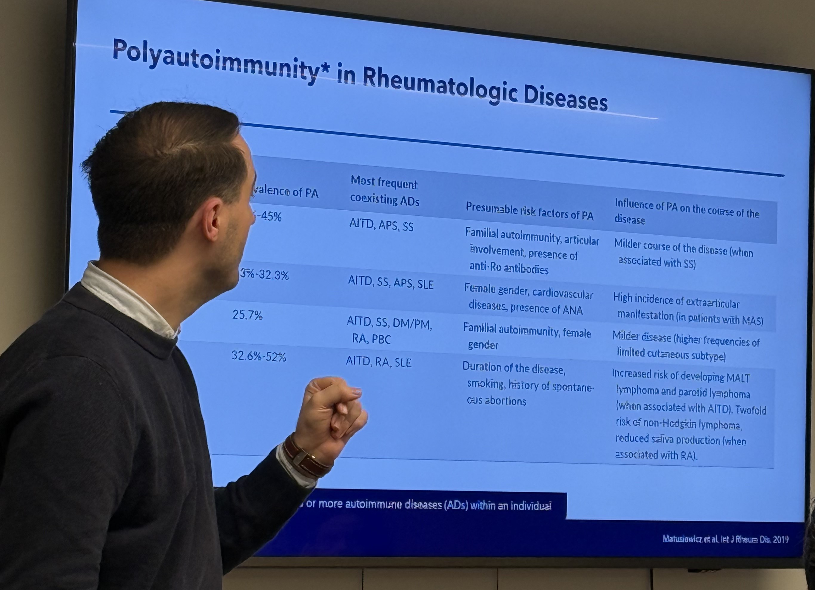 En mann som peker på en skjerm