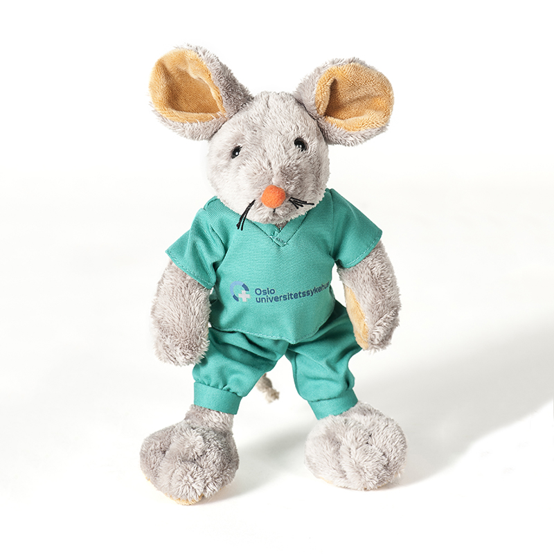 Et kosedyr iført blå skjorte og grønne bukser